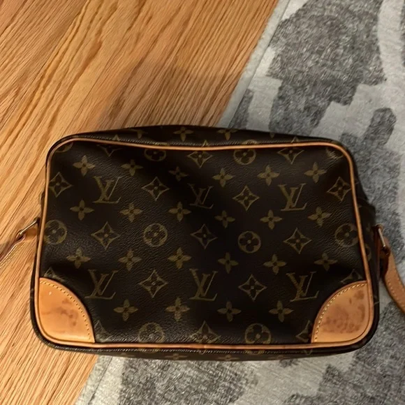 LOUIS VUITTON Authentic Louis Vuitton Monogram Canvas Trocadero 27 Bag - Picture 14 of 17